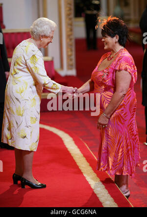 Marjorie Oaten from Hull, receives an MBE from Britain's Queen Elizabeth II during investitures at Buckingham Palace, London. Stock Photo