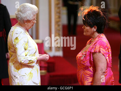 Marjorie Oaten, from Hull, receives an MBE from Britain's Queen Elizabeth II during investitures at Buckingham Palace, London. Stock Photo