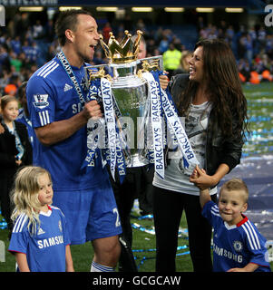 Chelsea's John Terry celebrates with his wife Toni Poole and children after winning the Premier League trophy Stock Photo