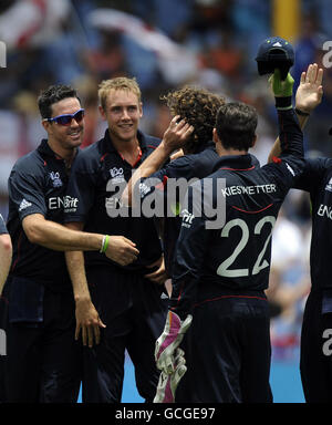 England's Kevin Pietersen (left) celebrates with bowler Stuart Broad (centre) after dismissing Sri Lanka's Mahela Jayawardene for 10 runs during the ICC World Twenty20 Semi Final match at the Beausejour Cricket Ground, St Lucia. Stock Photo