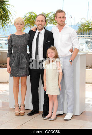 (left to right) Michelle Williams, Derek Cianfrance and Ryan Gosling, with child actress Faith Wladyka, during a photocall for Blue Valentine, during the 63rd Cannes Film Festival, France. Stock Photo