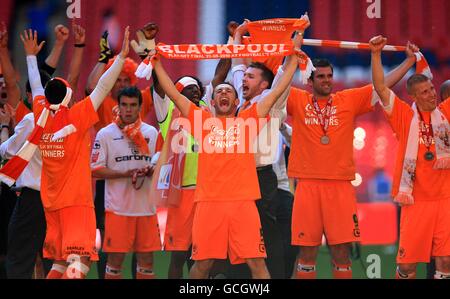 Soccer - Coca-Cola Football League Championship - Play Off Final - Blackpool v Cardiff City - Wembley Stadium. The Blackpool team celebrate their promotion Stock Photo