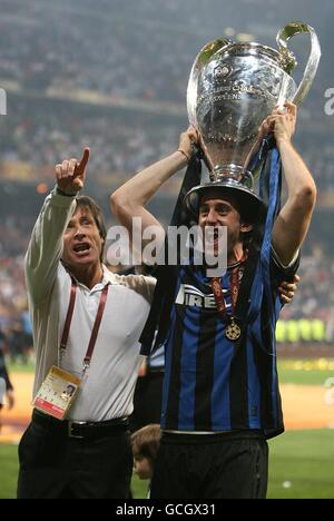 Inter Milan's Alberto Diego Milito (right) celebrates with the UEFA Champions League trophy Stock Photo