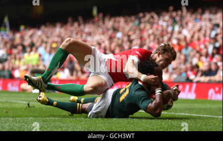 Odwa Ndungane scores South Africa's first try during the International Friendly at the Millennium Stadium, Cardiff. Stock Photo
