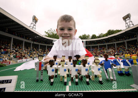 gået vanvittigt kaptajn Flagermus Daniel Sines aged 5 from Langley near Slough with Lego figures of both the  England and the USA teams on display in Miniland at Legoland in Windsor,  Berkshire ahead of the World