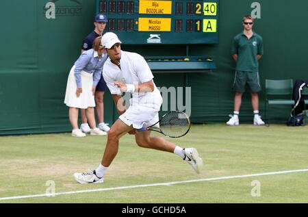 Tennis - 2010 Wimbledon Championships - Day One - The All England Lawn Tennis and Croquet Club. Serbia's Ilija Bozoljac in action against Chile's Nicolas Massu during Day One of the 2010 Wimbledon Championships Stock Photo