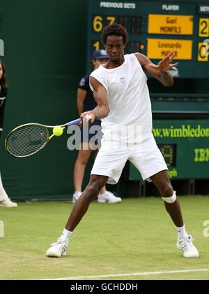 Tennis - 2010 Wimbledon Championships - Day One - The All England Lawn Tennis and Croquet Club. France's Gael Monfils in action against Argentina's Leonardo Mayer during Day One of the 2010 Wimbledon Championships Stock Photo