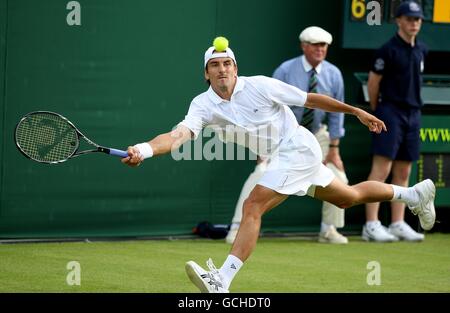 Tennis - 2010 Wimbledon Championships - Day One - The All England Lawn Tennis and Croquet Club. Spain's Tommy Robredo in action against Poland's Peter Luczak during Day One of the 2010 Wimbledon Championships Stock Photo