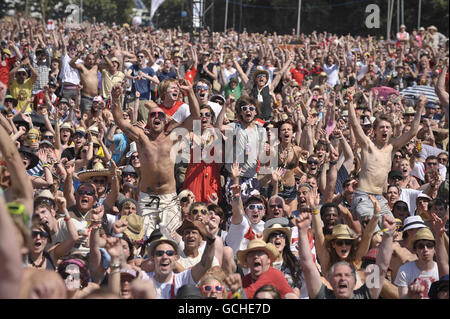 Soccer - 2010 FIFA World Cup South Africa - Supporters in England - Glastonbury. The crowd go wild as England score the first goal against Slovenia at Glastonbury Festival at Worthy Farm, Somerset. Stock Photo