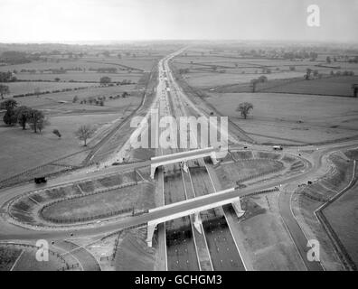 A section of the new London to Yorkshire motorway showing the Broughton roundabout at the junction with the Dunstable and Newport Pagnell roads. It is a two-level junction with slip roads leading to the roundabout. On November 2nd, 1959, the first section of the motorway linking London and Birmingham, from the north end St. Albans by-pass near Luton to connections with the Birmingham and Holyhead roads at Dunchurch and Crick (near Rugby) were formally opened to traffic. Construction of this section took 19 months. Stock Photo