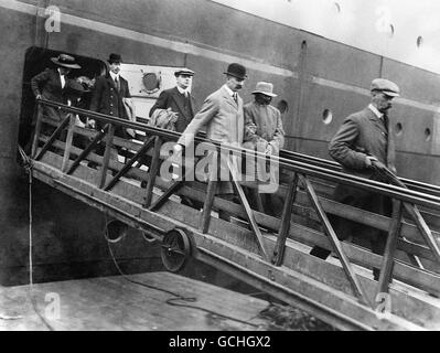 Dr Hawley Harvey Crippen (right) leaving the liner 'Montrose' escorted by Inspector Walter Dew, after he was arrested at sea for the murder of his wife, Belle Elmore. Stock Photo