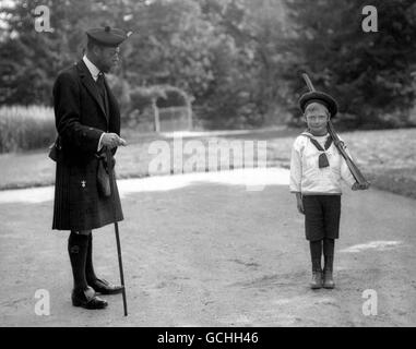 KING GEORGE V SUPERVISES HIS YOUNGEST SON, PRINCE JOHN, AS HE DRILLS. c1911. Stock Photo