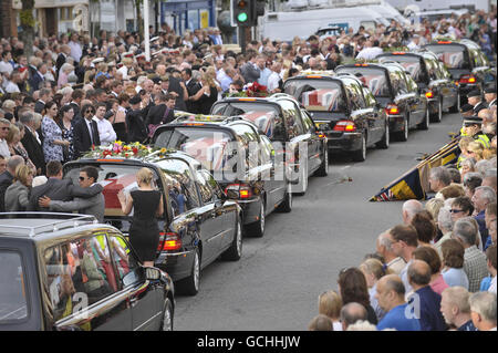 Mourners watch as the funeral cortege makes it's way through Wootton Bassett high street, during the repatriation of seven British servicemen, who were killed in Afghanistan. Stock Photo