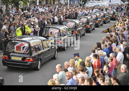 Mourners watch as the funeral cortege makes it's way through Wootton Bassett high street, during the repatriation of seven British servicemen, who were killed in Afghanistan. Stock Photo