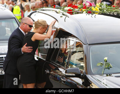 Mourners pay their respects as the hearse containing the coffin of Private Douglas Halliday makes it's way through Wootton Bassett high street, during the repatriation of seven British servicemen, who were killed in Afghanistan. Stock Photo