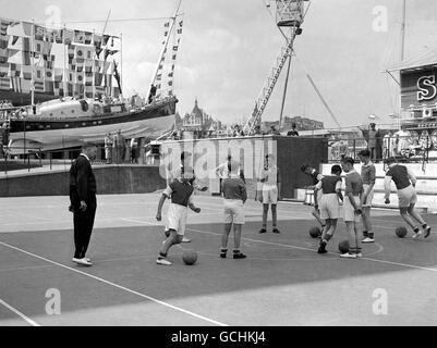 Football Association Coaching school, Sports Arena, South Bank, London. Boys from Central Park and Napier Road Schools in East Ham practice ball control Stock Photo