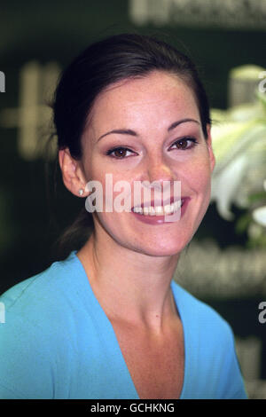 BRITISH ACTRESS AND SINGER, RUTHIE HENSHALL, WHO IS CURRENTLY STARRING IN THE WEST END MUSICAL 'CHICAGO' MAKES A PERSONAL APPEARANCE AT HARROD'S IN KNIGHTSBRIDGE, LONDON TO SIGN COPIES OF THE LONDON CAST'S RECORDING OF THE PRODUCTION. Stock Photo