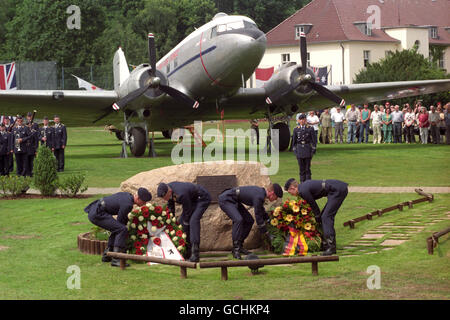SOLDIERS OF THE 3RD DIVISION OF THE GERMAN AIR FORCE LAY WREATHS AT A MEMORIAL TO MARK THE 50TH ANNIVERSARY OF THE BERLIN AIRLIFT, AT A BRITISH ARMY COMPOUND IN THE SPANDAU DISTRICT OF BERLIN. OVERLOOKED BY A C47 DAKOTA WHICH TOOK PART IN ORIGINAL AIRLIFT. Stock Photo