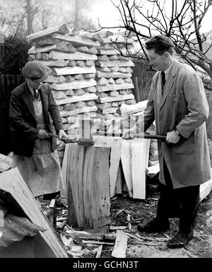 The first stage of bat making is to split the tree trunk into 15 inch clefts Stock Photo