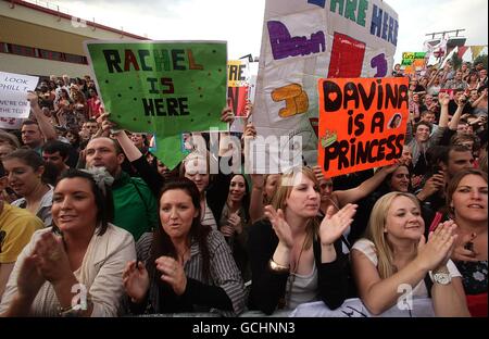 Big Brother 11 - Launch Night. Fans at the Big Brother house at Elstree Studios, Borehamwood, Hertfordshire. Stock Photo