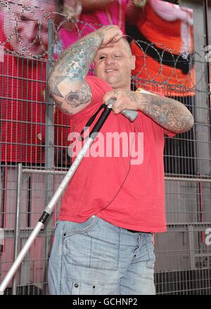 Big Brother 11 - Launch Night. Steven arrives to enter the Big Brother house at Elstree Studios, Borehamwood, Hertfordshire. Stock Photo