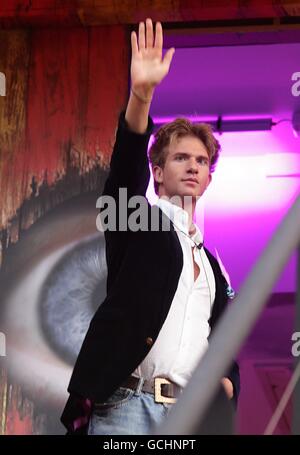 Big Brother 11 - Launch Night. Ben enters the Big Brother house at Elstree Studios, Borehamwood, Hertfordshire. Stock Photo