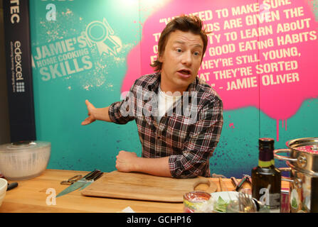 Jamie Oliver launches a new cooking skills qualification for secondary schools at the Hospital Club in central London, with 15-year-old budding chef Chris Statham (right) from Regent's College in London, one of the colleges that will be involved in the scheme. PRESS ASSOCIATION Photo. Picture date: Thursday June 10, 2010. Jamie Oliver has teamed up with Pearson, the owner of Edexcel, the UK's largest awarding body offering academic and vocational qualifications, to create a new and inspirational cooking course which will be available for all UK secondary schools and further education colleges Stock Photo