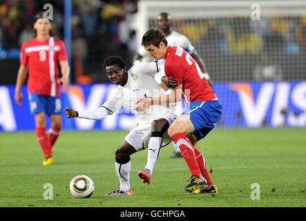 Soccer - 2010 FIFA World Cup South Africa - Group D - Serbia v Ghana - Loftus Versfeld Stadium. Ghana's Anthony Annan (left) and Serbia's Zdravko Kuzmanovic battle for the ball Stock Photo