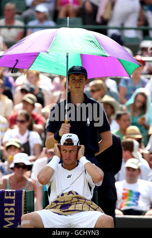 Tennis - 2010 Wimbledon Championships - Day Three - The All England Lawn Tennis and Croquet Club Stock Photo