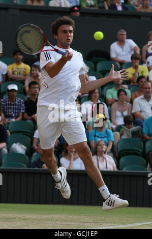 France's Gilles Simon in action against Great Britain's Andy Murray during Day Six of the 2010 Wimbledon Championships at the All England Lawn Tennis Club, Wimbledon. Stock Photo