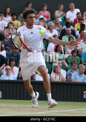 France's Gilles Simon in action against Great Britain's Andy Murray during Day Six of the 2010 Wimbledon Championships at the All England Lawn Tennis Club, Wimbledon. Stock Photo