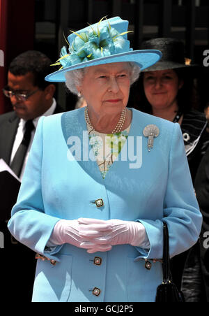 Queen Elizabeth II admires a statue of Oscar Peterson the legendary Canadian jazz pianist, after unveiling it in Ottawa city centre, Canada. Stock Photo