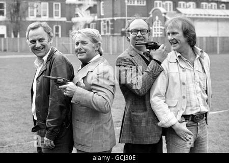 184262-1 Comedians Eric Morecambe and Ernie Wise in the Hammersmith grounds of Euston Films today, where they teamed up with tough crimebusters Carter and Regan of 'The Sweeney' Fame. Inspector Regan, actor John Thaw (left) and Det Sgt Carter, actor Dennis Waterman appeared as gusts on a Morecambe and Wise Christmas show in 1976. They joked they would only appear if Eric and Ernie agreed to appear in their show, and now the quartet will play in The Sweeney: 'Hearts and Minds' an episode of the next series on ITV. Stock Photo