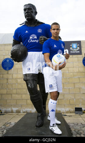 Everton's Jack Rodwell during the launch of the new kit stand next to the Statue of William Ralph 'Dixie' Dean also dressed up in the new kit Stock Photo