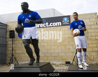 Everton's Jack Rodwell during the launch of the new kit stand next to the Statue of William Ralph 'Dixie' Dean also dressed up in the new kit Stock Photo