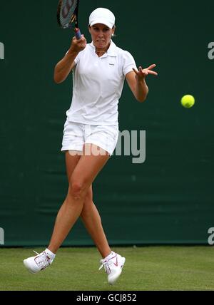 Tennis - 2010 Wimbledon Championships - Day One - The All England Lawn Tennis and Croquet Club. Hungary's Greta Arn in action against Ukraine's Kateryna Bondarenko during Day One of the 2010 Wimbledon Championships Stock Photo