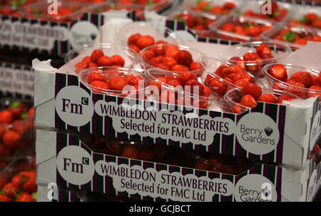 Tennis - 2010 Wimbledon Championships - Day Seven - The All England Lawn Tennis and Croquet Club. Strawberries are prepared during Day Seven of the 2010 Wimbledon Championships at the All England Lawn Tennis Club, Wimbledon. Stock Photo