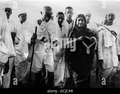 Sarojini Naidu with Mahatma Gandhi, salt agitation, Dandi March, Dandi ...