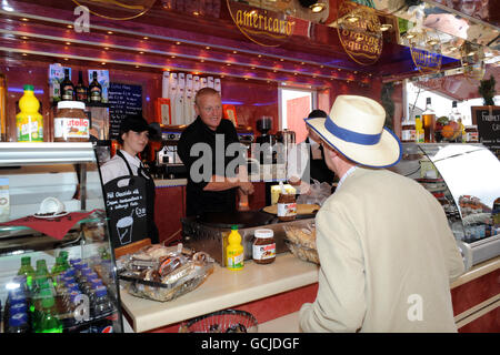 Guests enjoy one of the outside restaurant bars at the Brit Oval Stock Photo