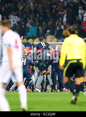 Steven gerrard clint dempsey hi-res stock photography and images - Alamy