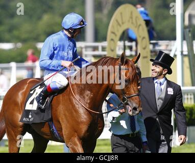 Horse Racing - The Royal Ascot Meeting 2010 - Day Two - Ascot Racecourse. Frankie Dettori on Invisible Man celebrates winning the Royal Hunt Cup at Royal Ascot with trainer Saeed Bin Suroor (right) Stock Photo