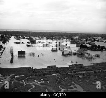 SERVICEMEN ARE SEEN IN THIS AERIAL PICTURE WORKING ON THE SEA WALL, BREACHED IN SEVERAL PLACES, OF FLOODED CANVEY ISLAND, THE THAMES ESTUARY BUNGALOW HOLIDAY RESORT OVERWHELMED IN THE FLOOD DISASTER ALONG BRITAIN'S EAST COAST. AT LEAST 100 HAVE DIED. Stock Photo