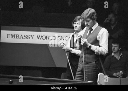 Alex Higgins, left, and Steve Davis, right, chalking their cues in readiness for the Quarter Final match. Higgins won 16-9. Stock Photo