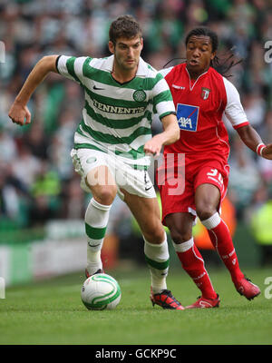 Celtic's Charlie Mulgrew and Bragas Osorio Alan battle for the ball during the Champions League, third qualifying round, second leg at Celtic Park, Glasgow. Stock Photo