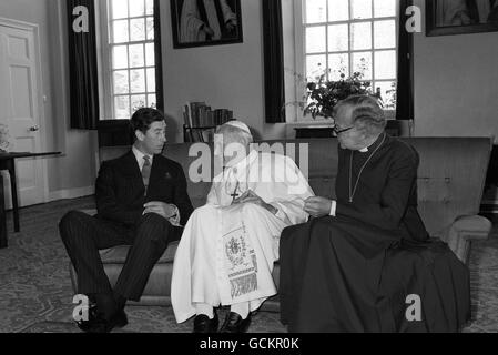 The Archbishop of Canterbury, Dr Robert Runcie, right, with Pope John Paul II, centre, as they had a private meeting with the Prince of Wales in the Library of the Deanery. Stock Photo