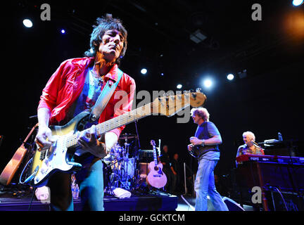 Simply Red singer Mick Hucknall (centre) who replaces Rod Stewart as singer of the reformed Faces, performs with Ronnie Wood, (left) and Ian McLagan (right) during an exclusive American Express gig at the British Music Experience to kick off their reunion tour. Stock Photo