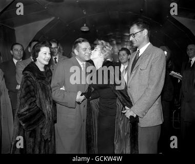 Hollywood Actress Marilyn Monroe (second from right) greets English actor Sir Laurence Olivier with a kiss on the cheek, watched by his wife Vivien Leigh (l) and Monroe's husband Arthur Miller (r). Marilyn Monroe was in Britain to star in 'The Sleeping Prince' with Sir Laurence Olivier. Stock Photo