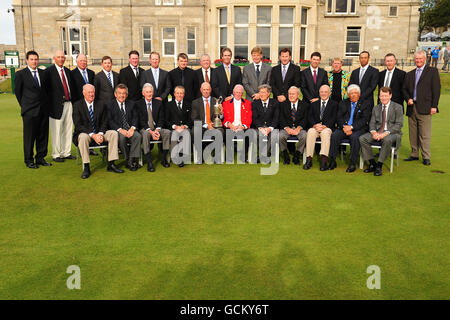 Golf - The Open Championship 2010 - Preview - Day Two - St Andrews Old Course. Past Open Champions pose for a photo at St Andrews Stock Photo