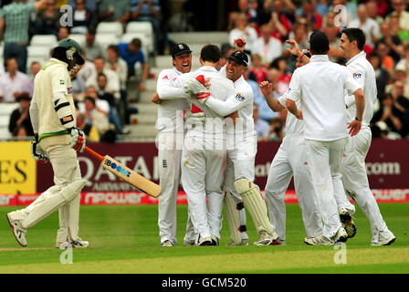 England's James Anderson is congratulated by Graeme Swann and Matt Prior after his fifth wicket of the day during day two of the first npower Test match at Trent Bridge, Nottingham. Stock Photo
