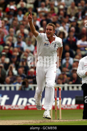 Cricket - npower Second Test - Day One - England v Pakistan - Edgbaston. England's Stuart Broad claims the wicket of Pakistan's Imran Farhat for a duck during npower Second Test at Edgbaston, Birmingham. Stock Photo